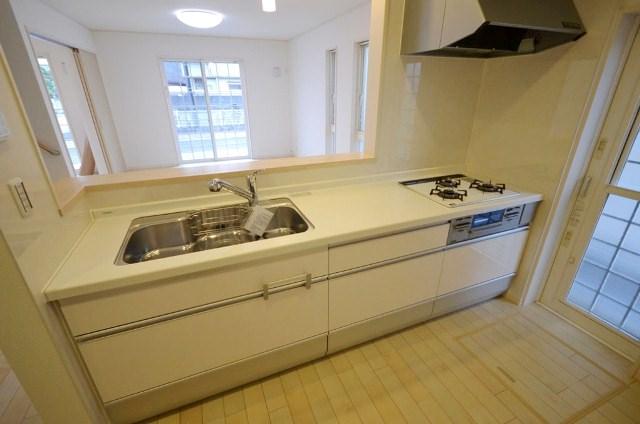 Kitchen. "Original ready light" of Cleanup. With no hanging cupboard open-minded face-to-face kitchen, It is safe because the eye can have small children arrive. (1 Building)