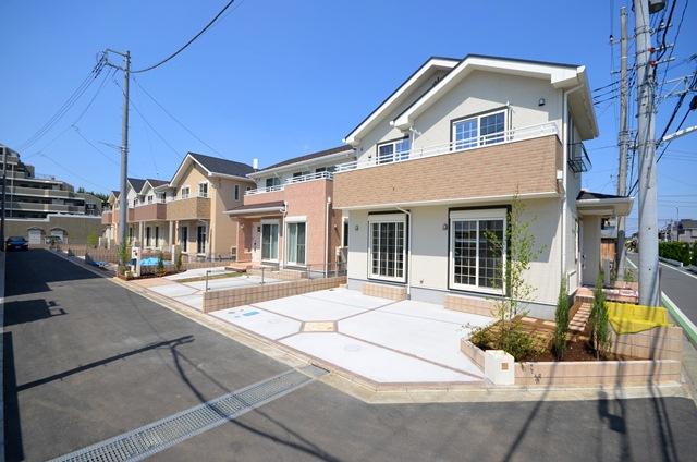 Local appearance photo. All six buildings of new construction condominiums. In the southeast side of the road is good per yang. 