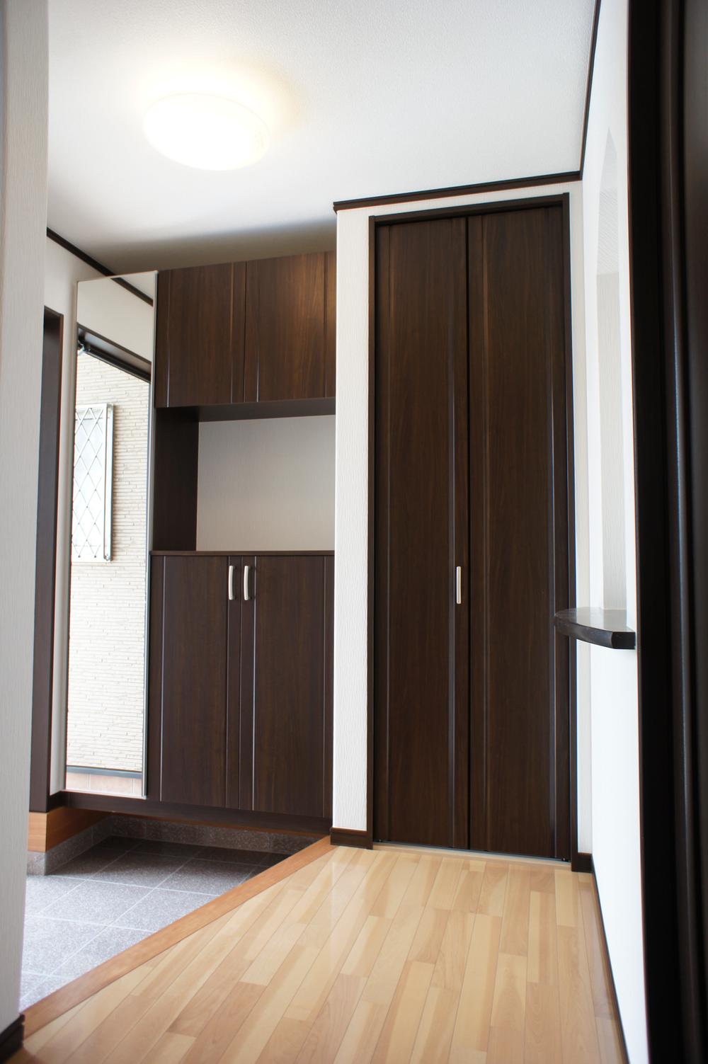 Entrance. Generous storage ・ Entrance hall with a shoebox! Local (September 2013) shooting the same specification construction cases