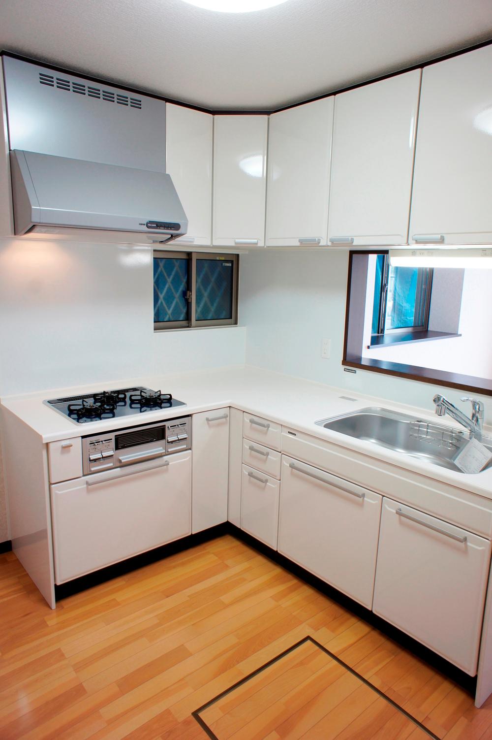 Kitchen. Full of clean L-shaped kitchen!