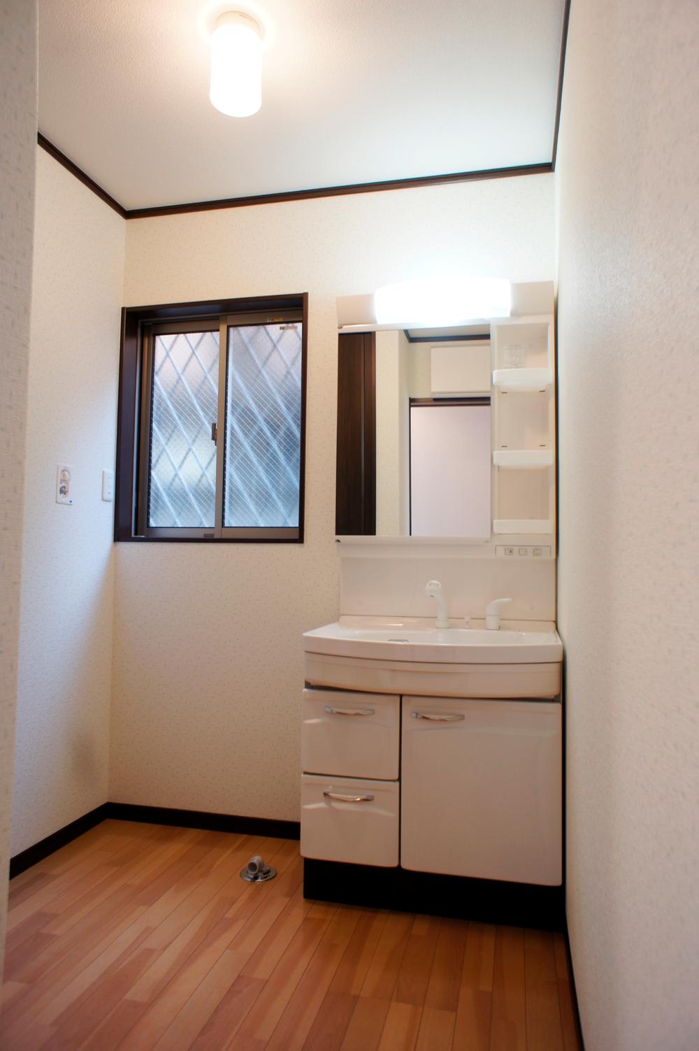 Wash basin, toilet. There enter things to wash dressing room