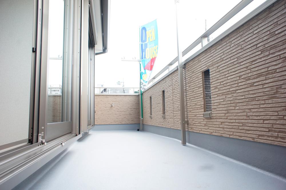 Balcony. Bright balcony with a depth, It comes with the faucet faucet, Ease cleaning. Easy watering of plants.