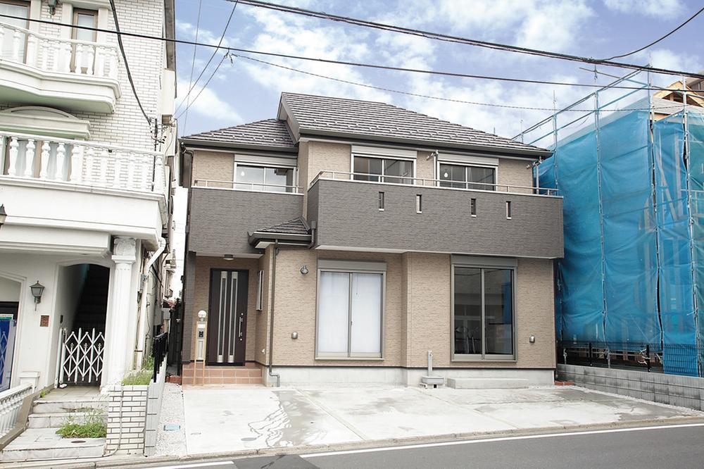 Local appearance photo. Building of high-grade specifications. Car space for more than two parallel!