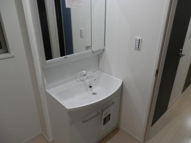 Wash basin, toilet. Local (11 May 2013) Shooting