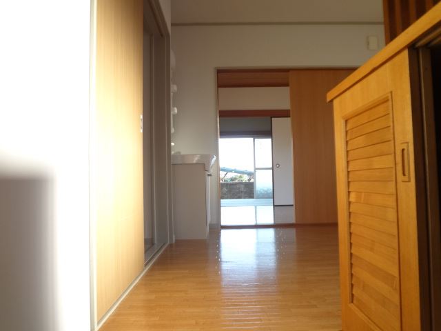 Entrance. Underfloor Storage