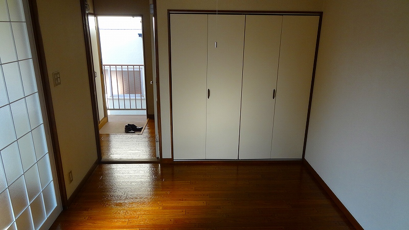 Living and room. Western-style 6 Pledge