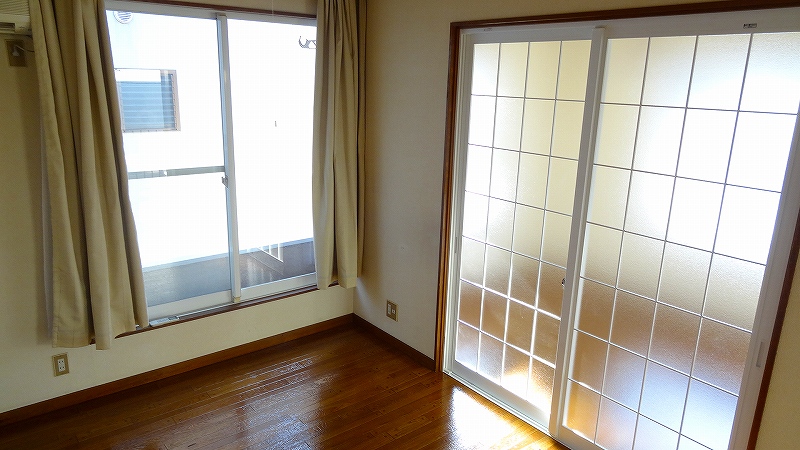 Living and room. Western-style 6 Pledge