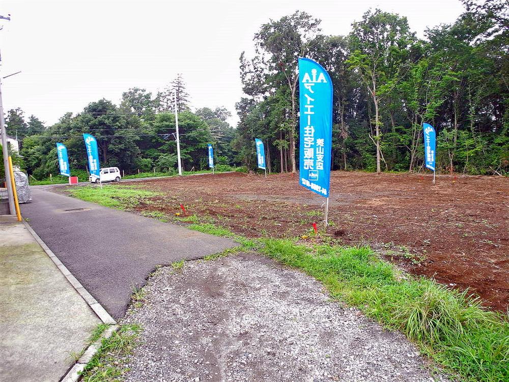 Local photos, including front road. South 4m municipal road (July 2013) Shooting