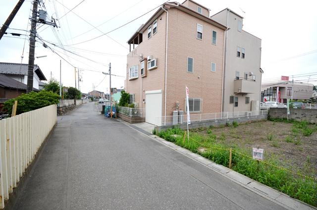 Local photos, including front road. Good living environment that contains one from the main street. 