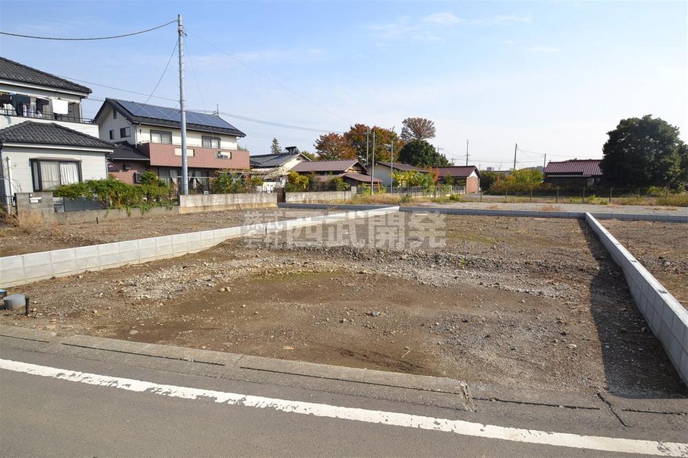 Local photos, including front road. Local (11 May 2012) shooting