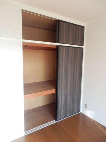 Receipt. 6 Pledge is a storage space of Western-style.