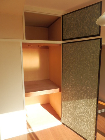 Receipt. It is the storage space of the north side of the Western-style.