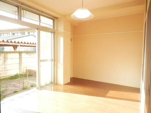 Living and room. About is 6.0 quires of Western-style.