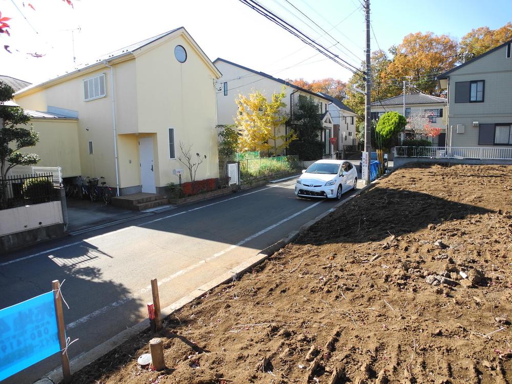 Local photos, including front road. Big car driving easy front 6m road Because the south side road the room is likely to Plug is bright sunshine in.  (November 2013) Shooting