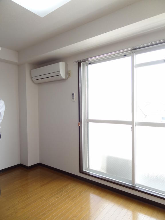 Living and room. Room full of clean flooring.