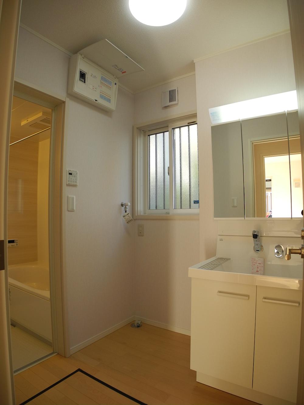 Wash basin, toilet.  ☆ Scheduled to be completed the end of December ☆ 