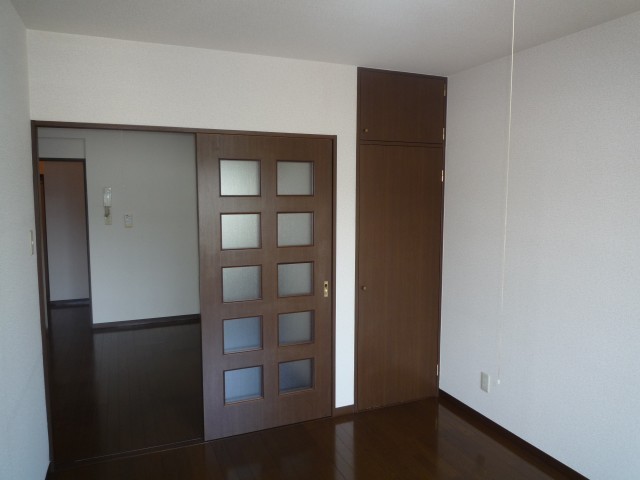 Living and room. Western-style 6 Pledge