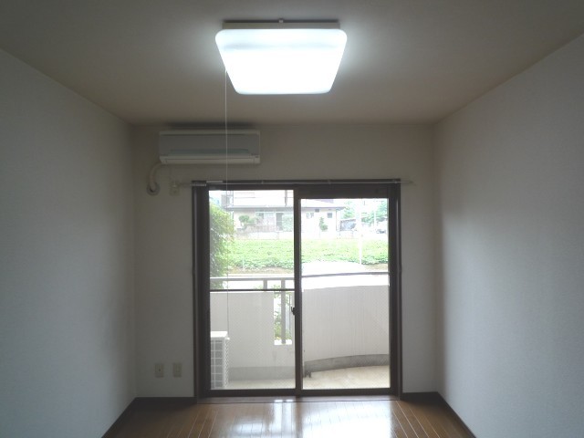 Living and room. Western-style 6 Pledge