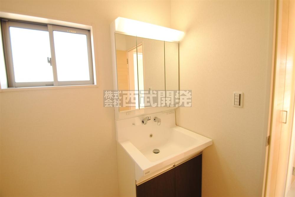 Wash basin, toilet. Indoor (10 May 2013) Shooting Building 2