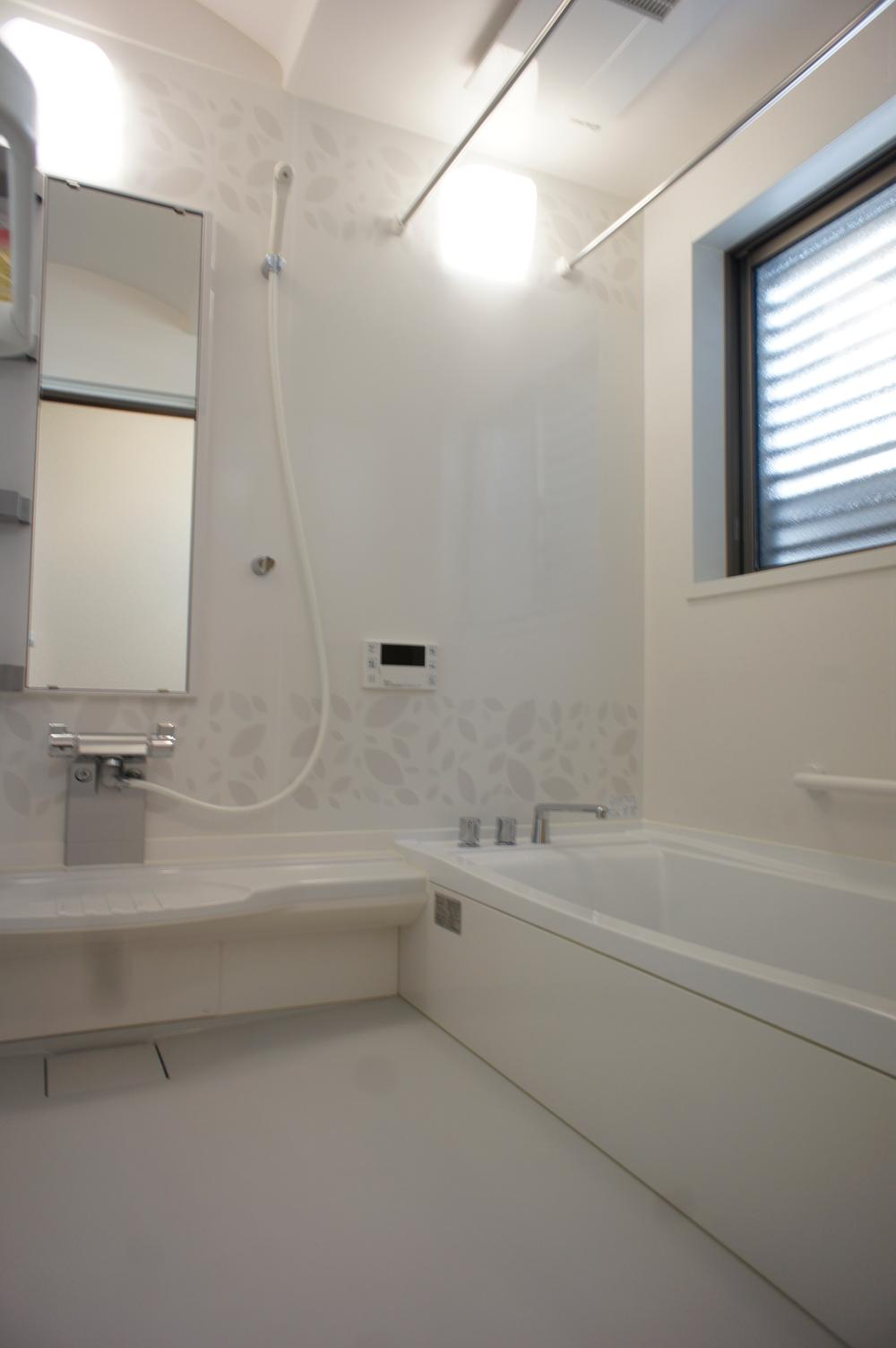 Bathroom. Spacious 1.25 Pledge of bathroom!  Indoor (September 2013) Shooting Same specifications construction cases