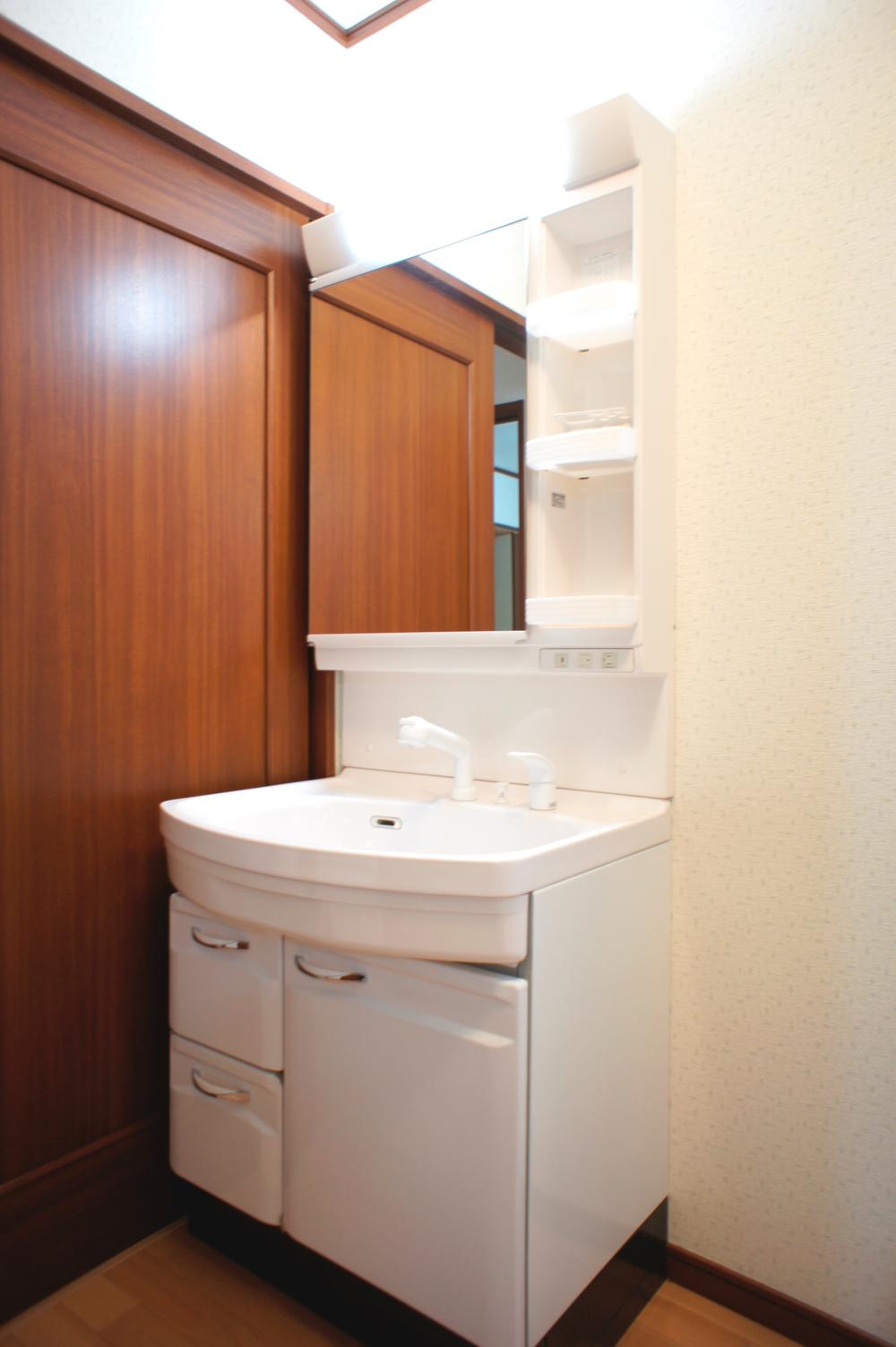 Wash basin, toilet. Indoor (10 May 2013) Shooting