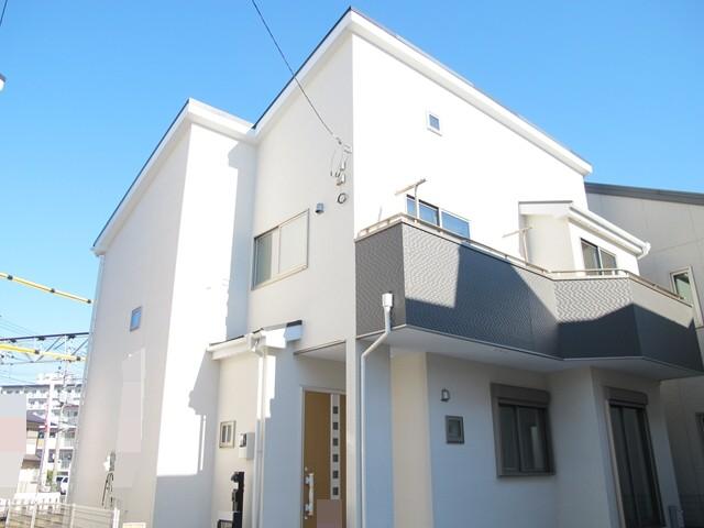 Local appearance photo. Building 2