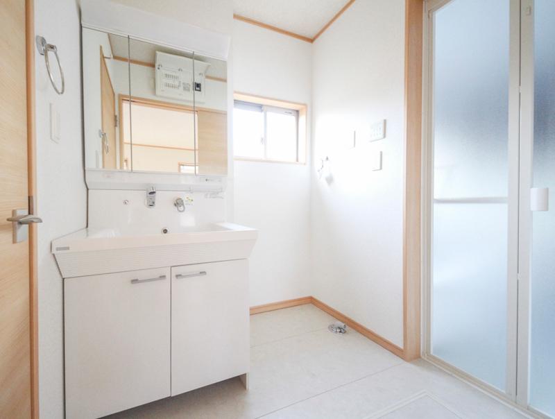 Wash basin, toilet. Local (12 May 2013) Shooting