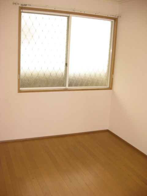 Other room space. Entrance next to Western style room