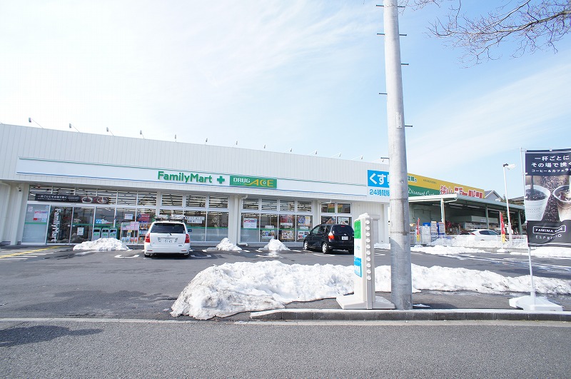 Convenience store. 450m to Family Mart (convenience store)