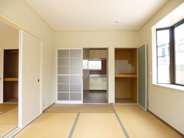 Living and room. Bright room for the south-facing.