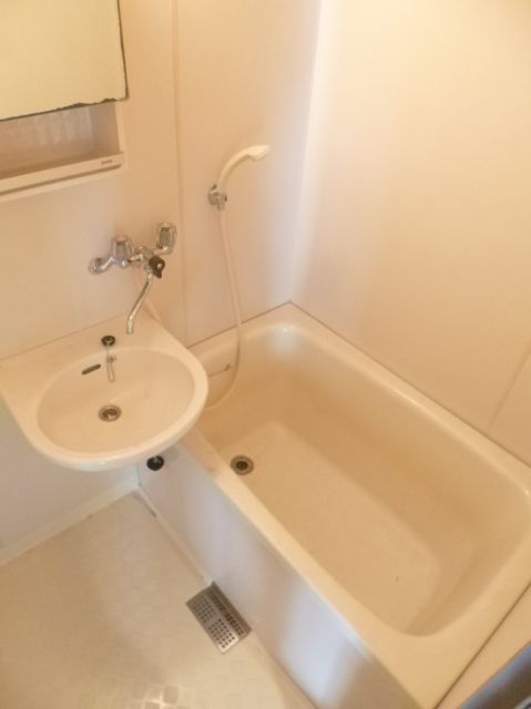 Bath. It is a beautiful room where the white tones.