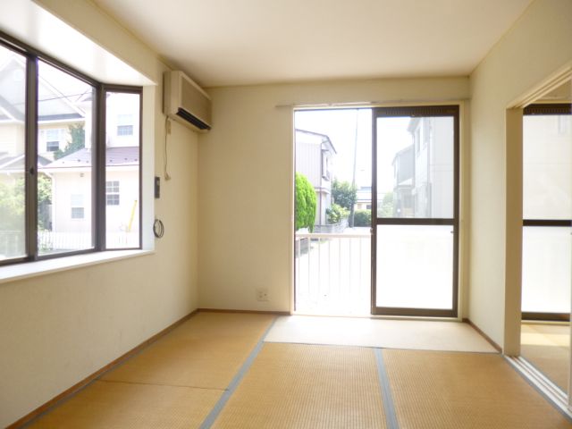 Living and room. Bright rooms that are equipped with bay window