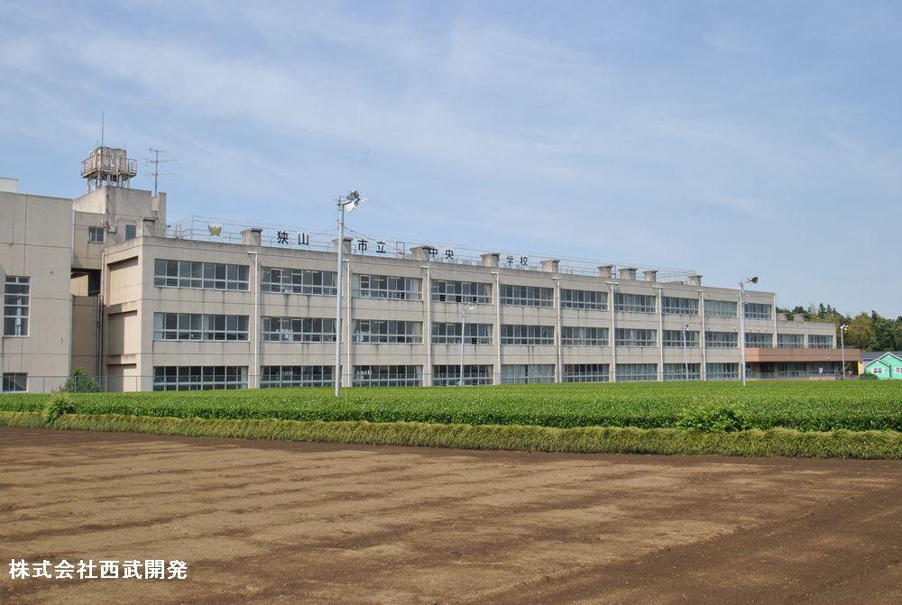 Junior high school. 1350m to the center junior high school