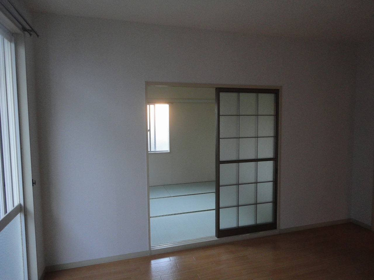 Living and room. Western-style 8 pledge