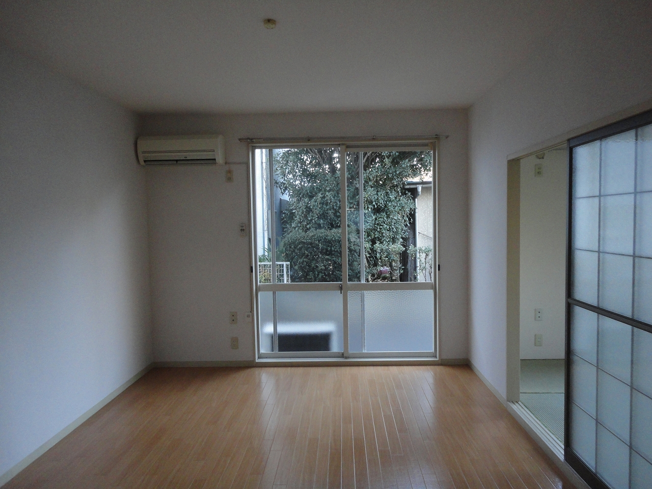 Living and room. Western-style 8 pledge