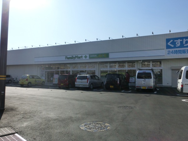 Convenience store. 450m to Family Mart (convenience store)
