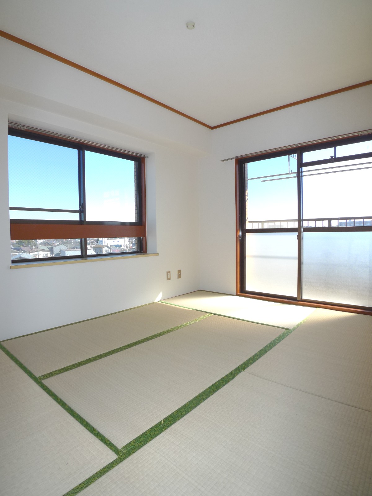 Living and room. It is a corner room