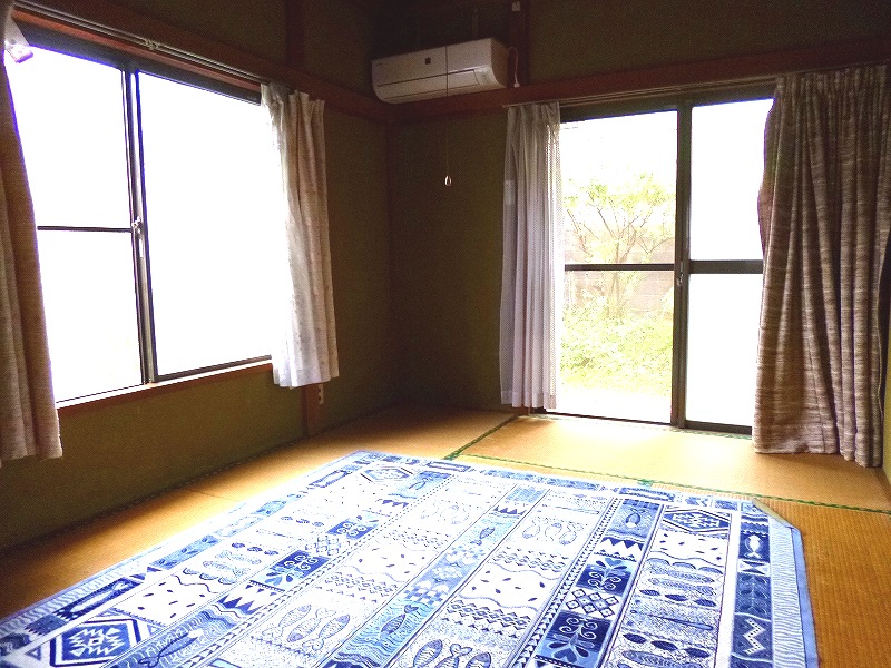 Living and room. 1F east