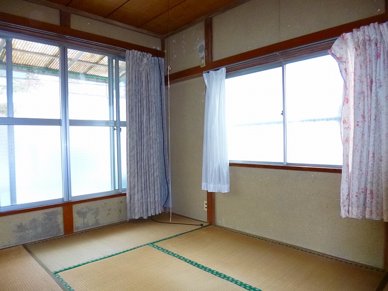 Living and room. 2F west