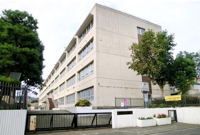 Primary school. 750m until your Kariba elementary school