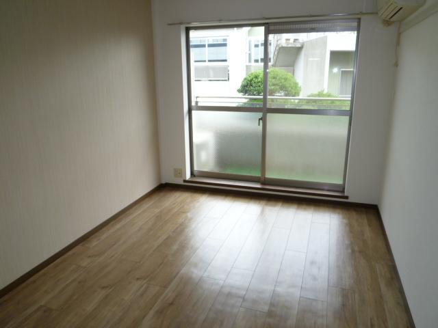 Living and room. Room 1