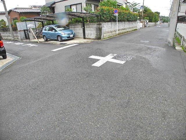 Local photos, including front road. Front road is driving a big car easy width 6m