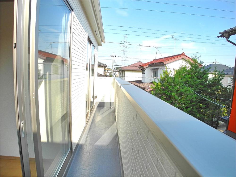 Balcony. Cold season is also a south-facing balcony with laundry dries well (November 2013) Shooting