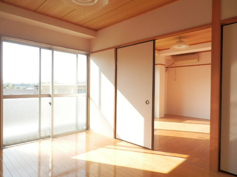 Other room space. Photos of Western-style is.