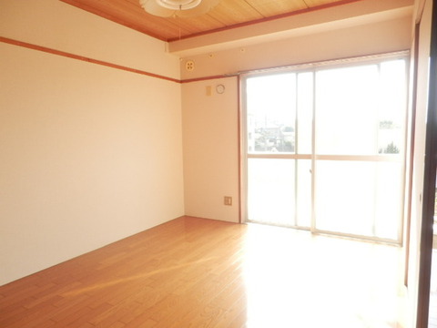 Living and room. About six quires of Western-style.