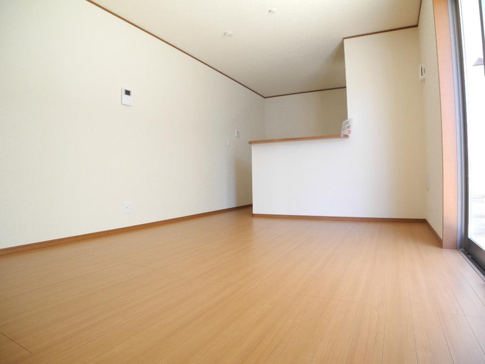 Same specifications photos (living). Same manufacturer construction cases