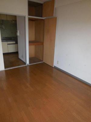 Living and room. 6 Pledge of Western-style.