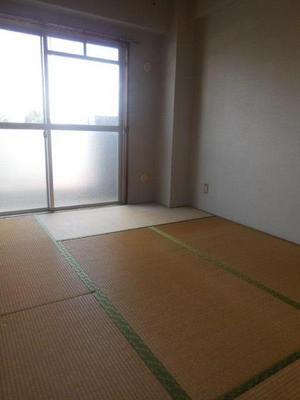 Living and room. Intimate six quires of Japanese-style room.