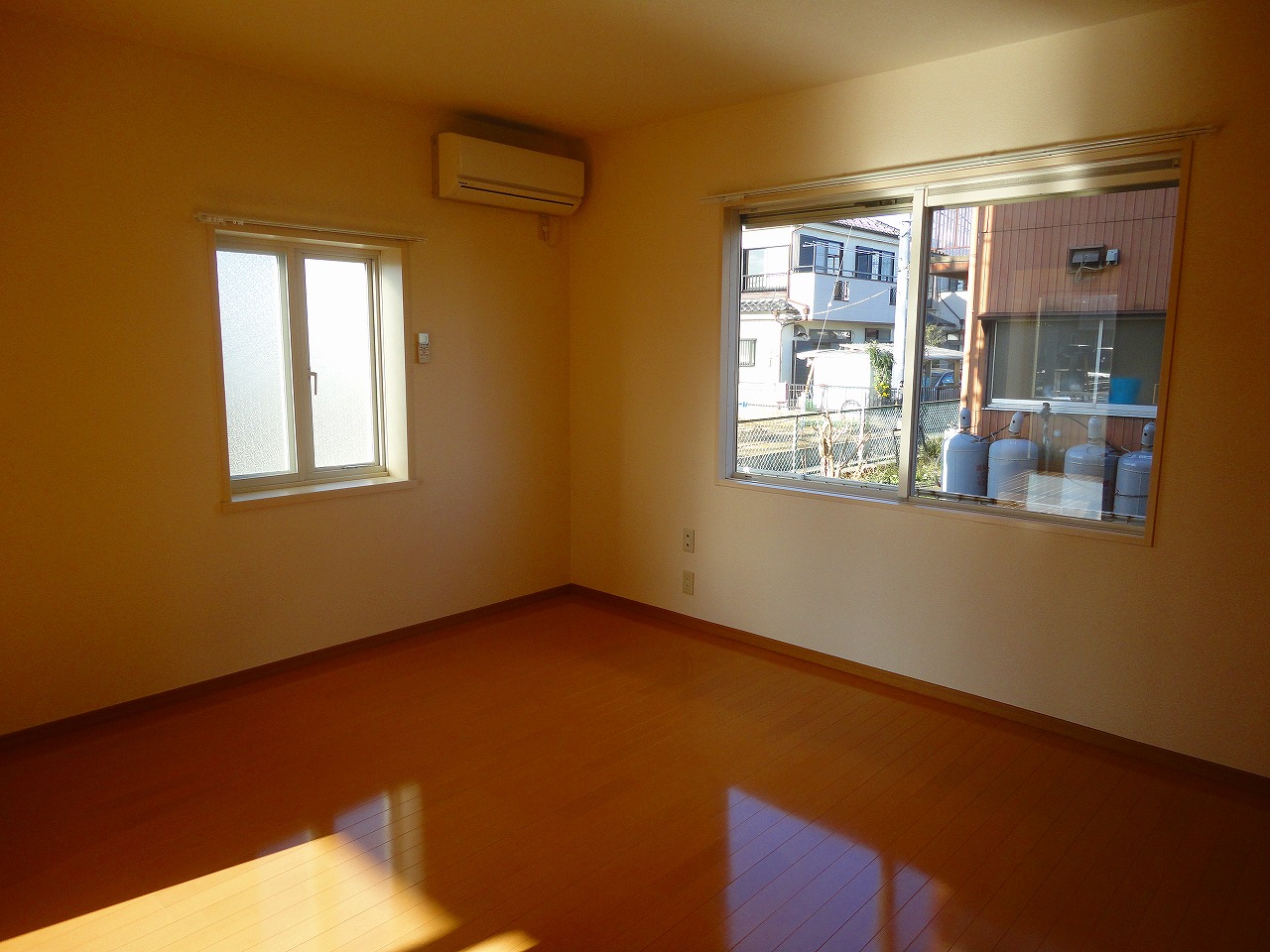 Living and room. Western-style 8 pledge