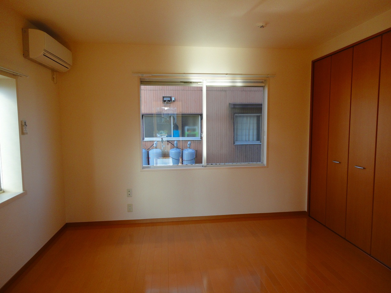 Living and room. Western-style 8 pledge